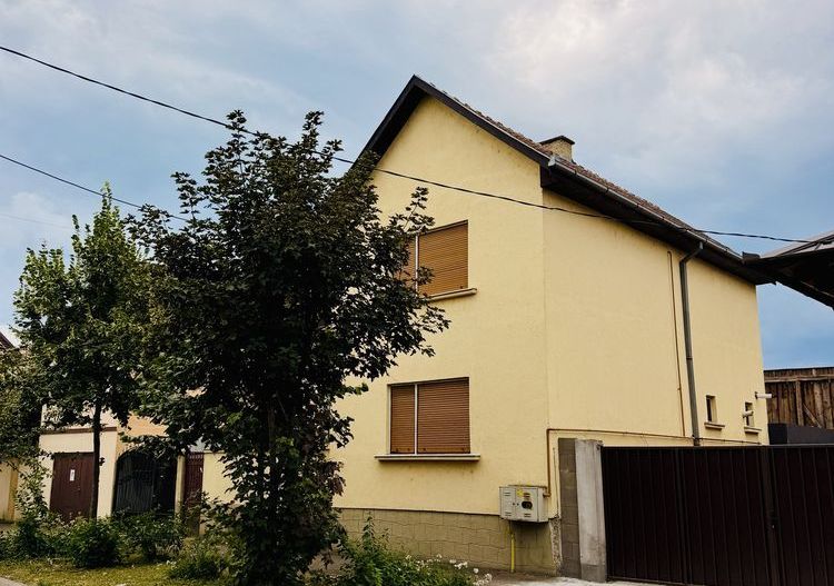 Casă cu etaj P+1 , total mp construiti: 122,renovata si gata de mutare,Str.Drăganilor Mun.Satu Mare - Poză 1