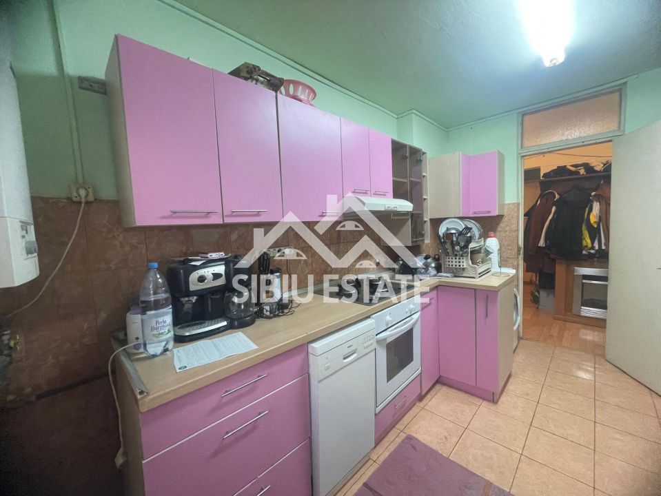 Apartament de vanzare cu 3 camere, decomandat,  2 balcoane, pivnita - Poză 2