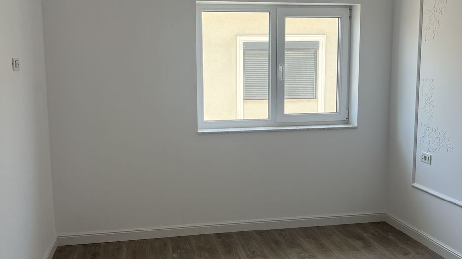 Jumătate de duplex premium, 120 mp utili, teren 256 mp, garaj și 3 dor - Poză 11