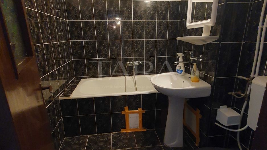 Apartament cu 4 camere decomandate, centru de cartier. - Poză 9