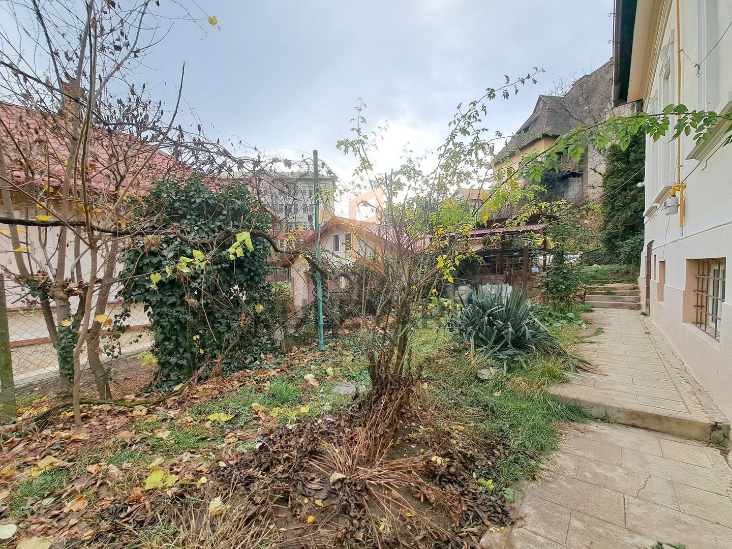 Apartament 2 camere la casa, curte si garaj! zona centrala! - Poză 2