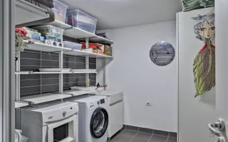 Vilă de arhitectură cu piscină, garaje și teren de 800 mp - Poză 40