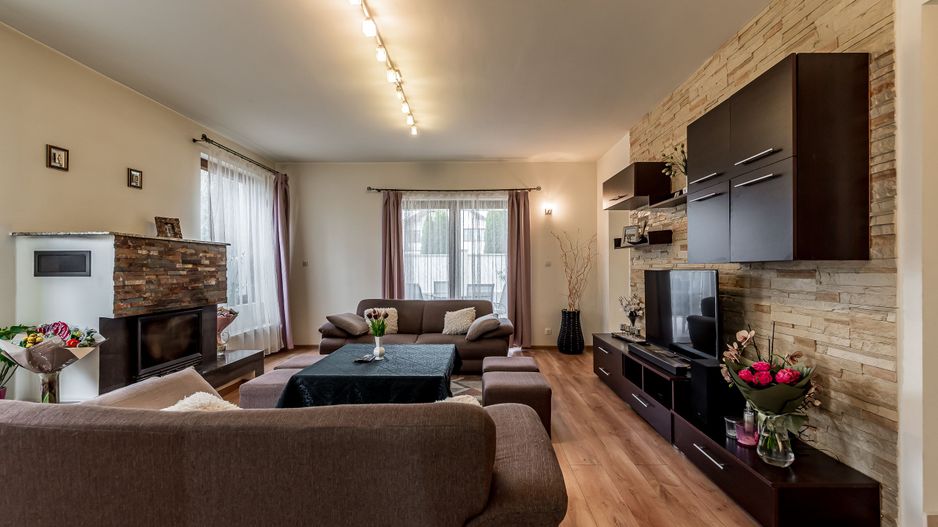 VILĂ MODERNĂ CU PISCINĂ, SAUNĂ- COMISION 0% – ARADUL NOU - Poză 2