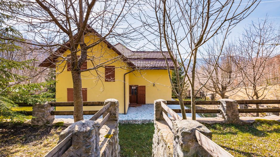 Casă de vacanță în Poiana Mărului. - Poză 2