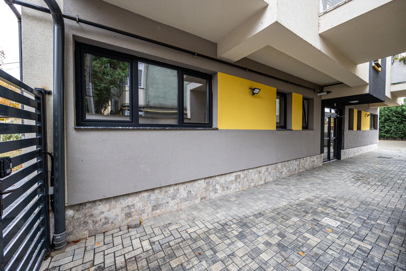 VÂNDUT! Apartament nou, ultracentral, cu loc de parcare privat - Poză 3