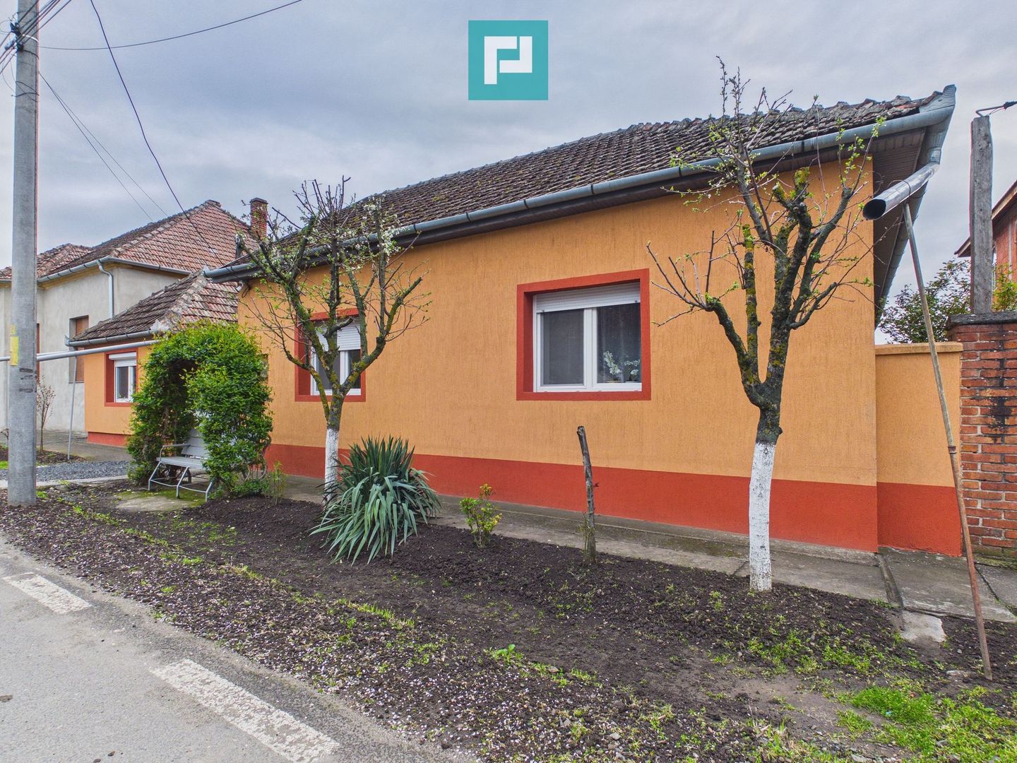 Casă 2 corpuri și 5 camere ultracentral în Curtici - Poză 1