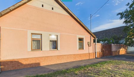 Casă bătrânească cu 4 camere in Pecica