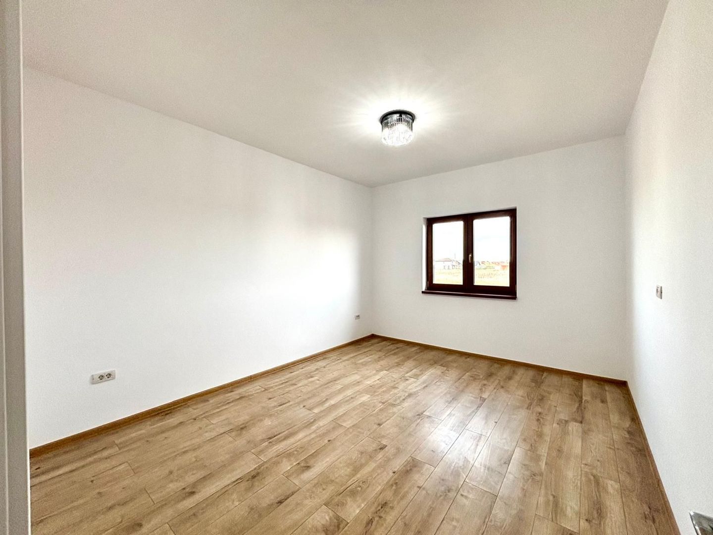 Duplex  cu 4 camere si teren generos , Sacalaz - Poză 15