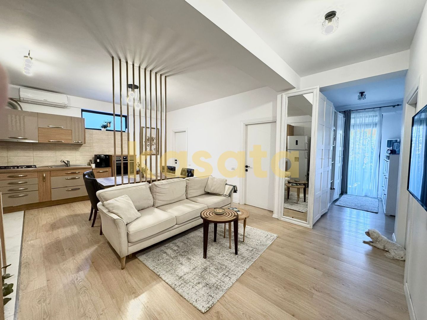 Oportunitate Rară | Apartament de 4 camere cu curte | Damaroaia - Poză 1