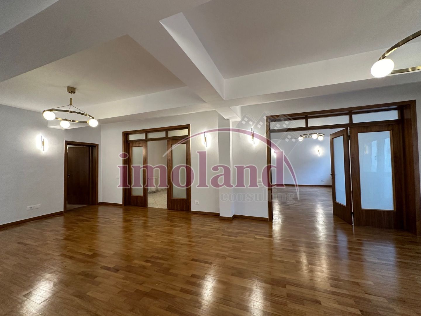 Inchiriere - 4 camere Renovate Integral - Primaverii - Poză 1