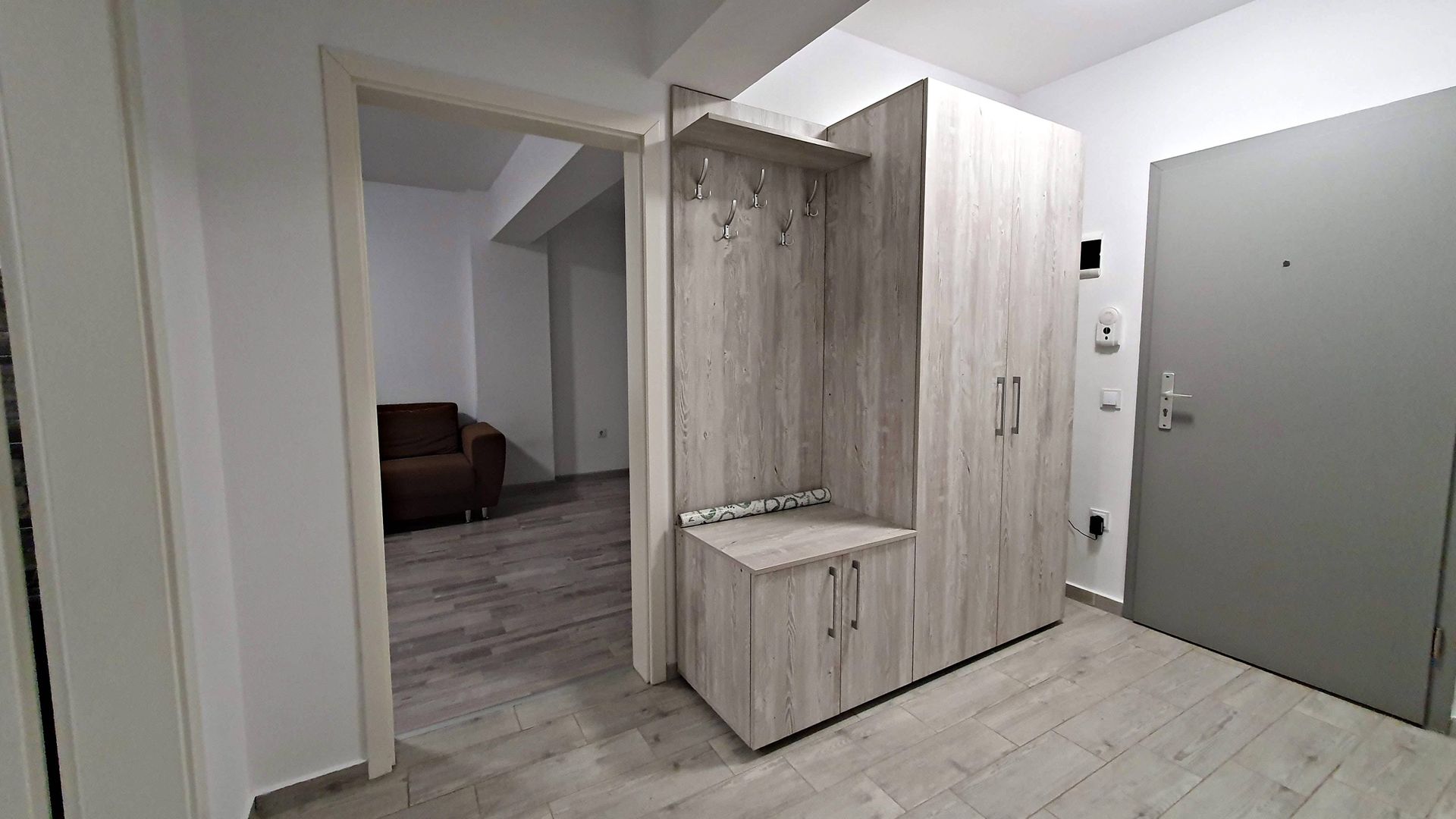 Coresi -Bloc Maurer M9, etajul 1, mobilat, parcare - Poză 4