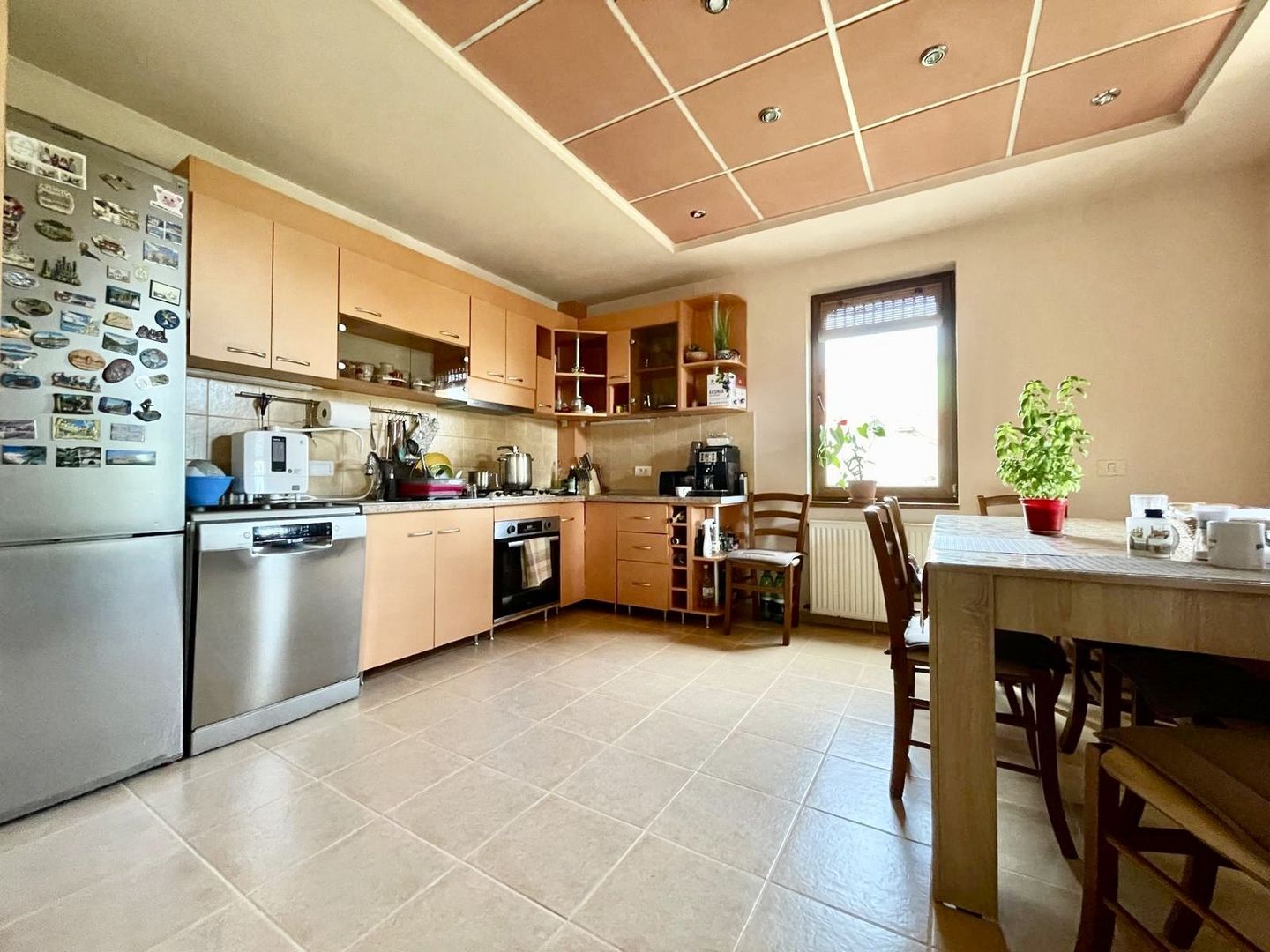 Casă spațioasă, confort ridicat, garaj și teren generos, zona Aradului - Poză 1