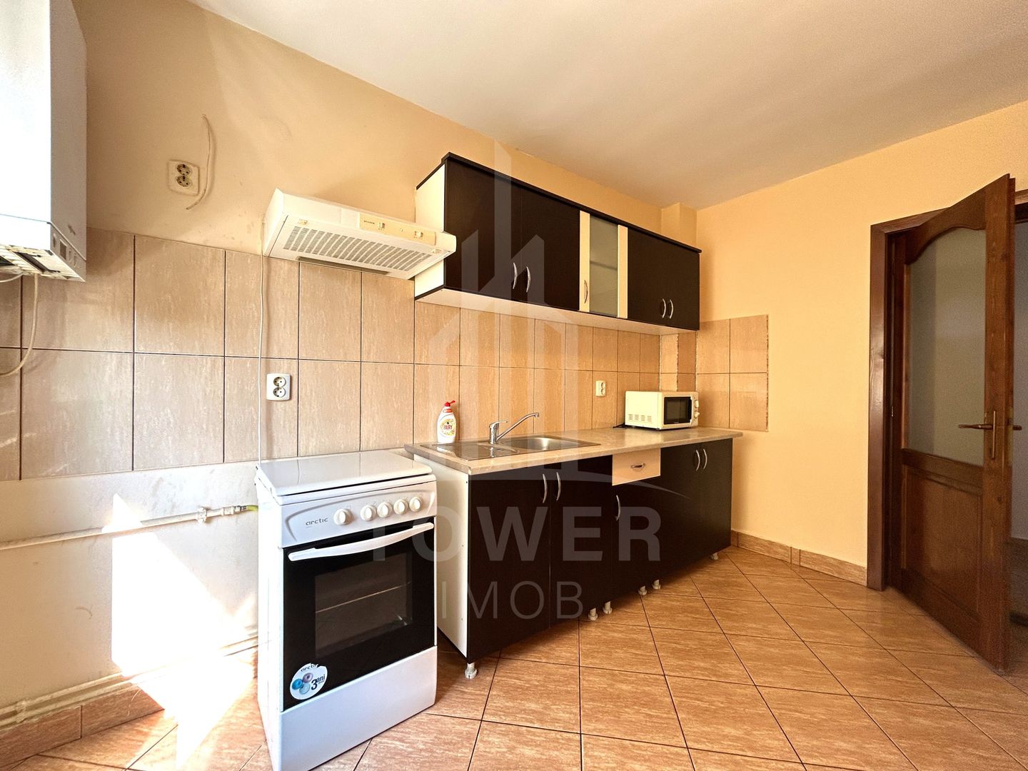 Apartament cu 3 camere, 2 băi și loc de parcare în curte – Turnișor - Poză 2
