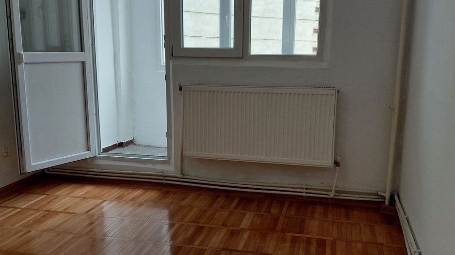 Apartament 2 camere – Port, etaj 1/4 – 3 balcoane, centrală, geam la baie - Poză 4