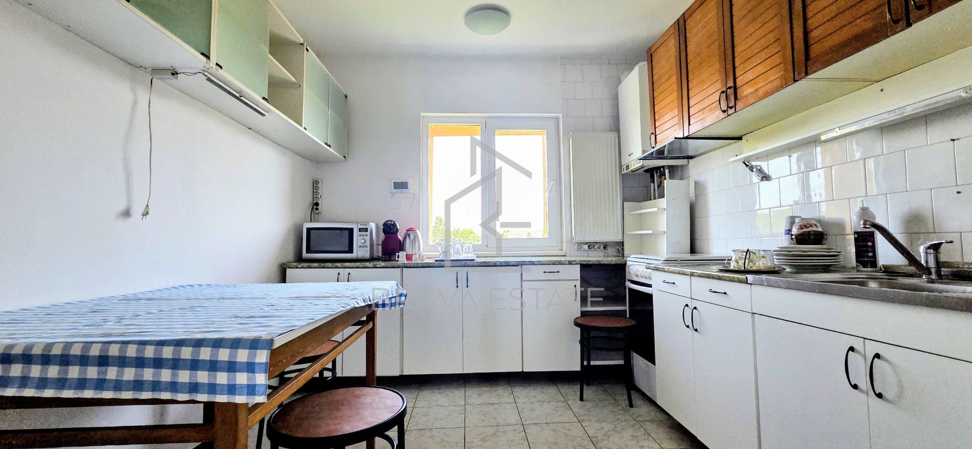 Apartament 3 camere, 2 bai, balcon, zona UMF - Poză 1