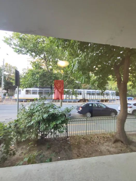 Spatiu Eroii Revolutiei, stradal, parter de bloc, trafic pietonal - Poză 1