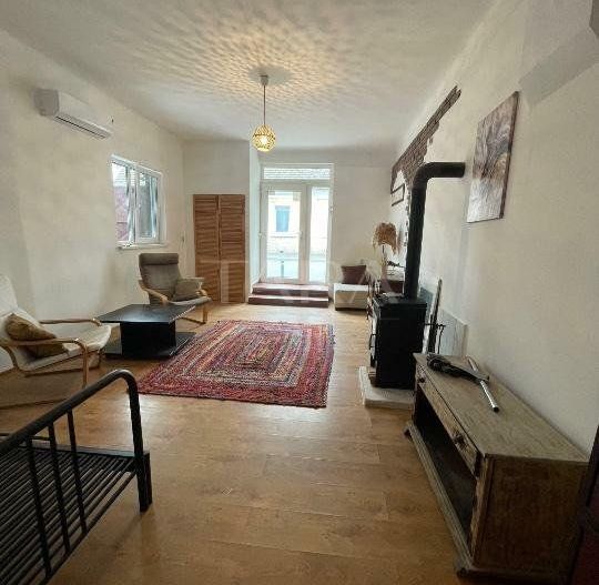 Casă cu două corpuri independente, ideală pentru locuit și închiriere - Poză 2