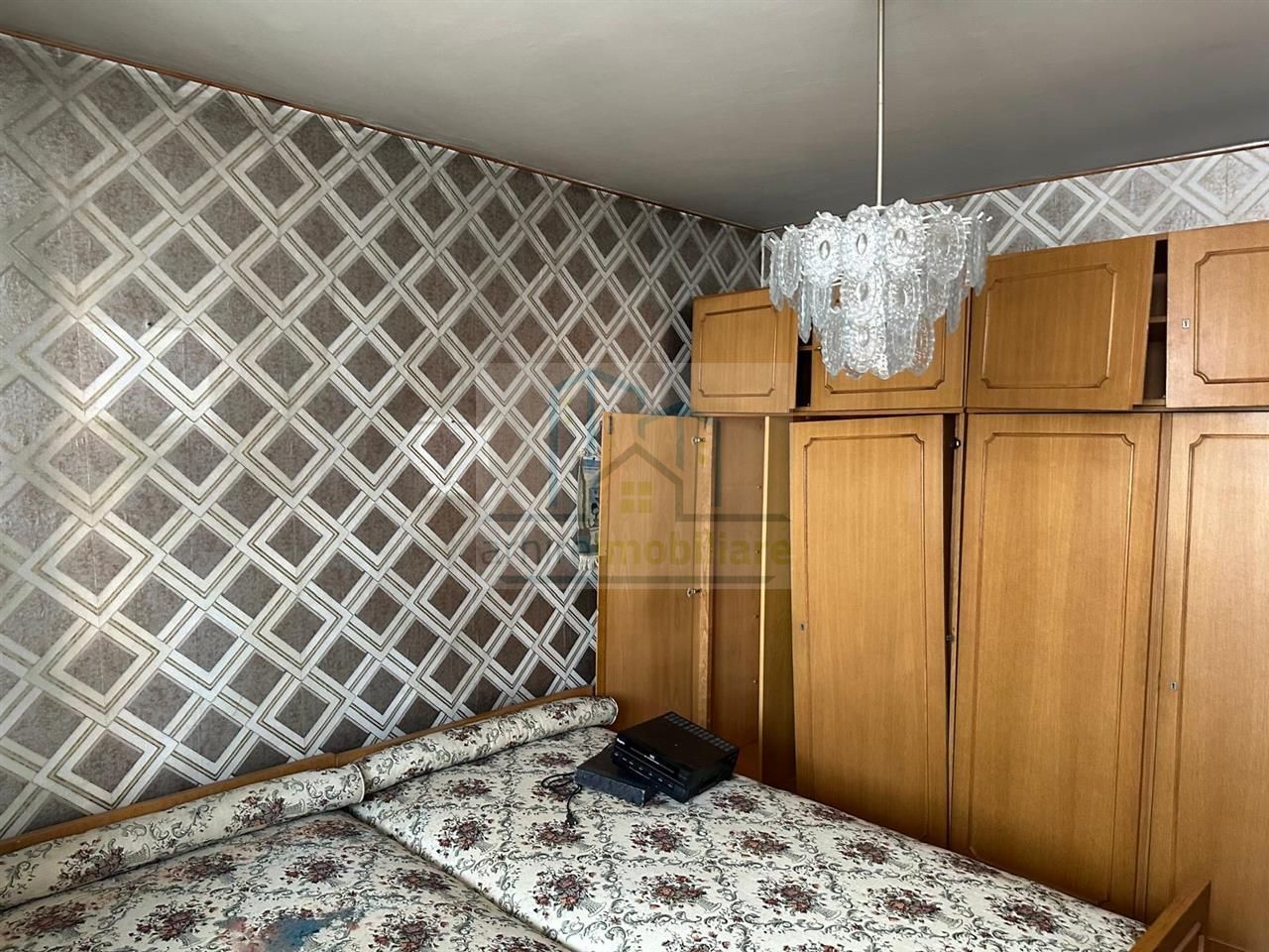 Apartament 3 camere  decomandat etajul 3 din 4 bloc anvelopat - Poză 3