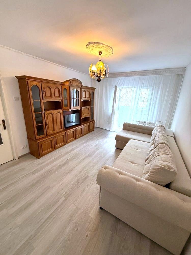 Închiriez Apartament cu 3 camere decomandat, parcare inclusă, metrou Dristor 🚗 - Poză 1