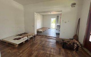 Casă de vânzare în centrul Oituzului, DN11 - Poză 1