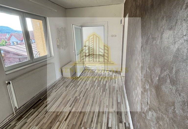 Apartament spatios cu 3 camere - Poză 12