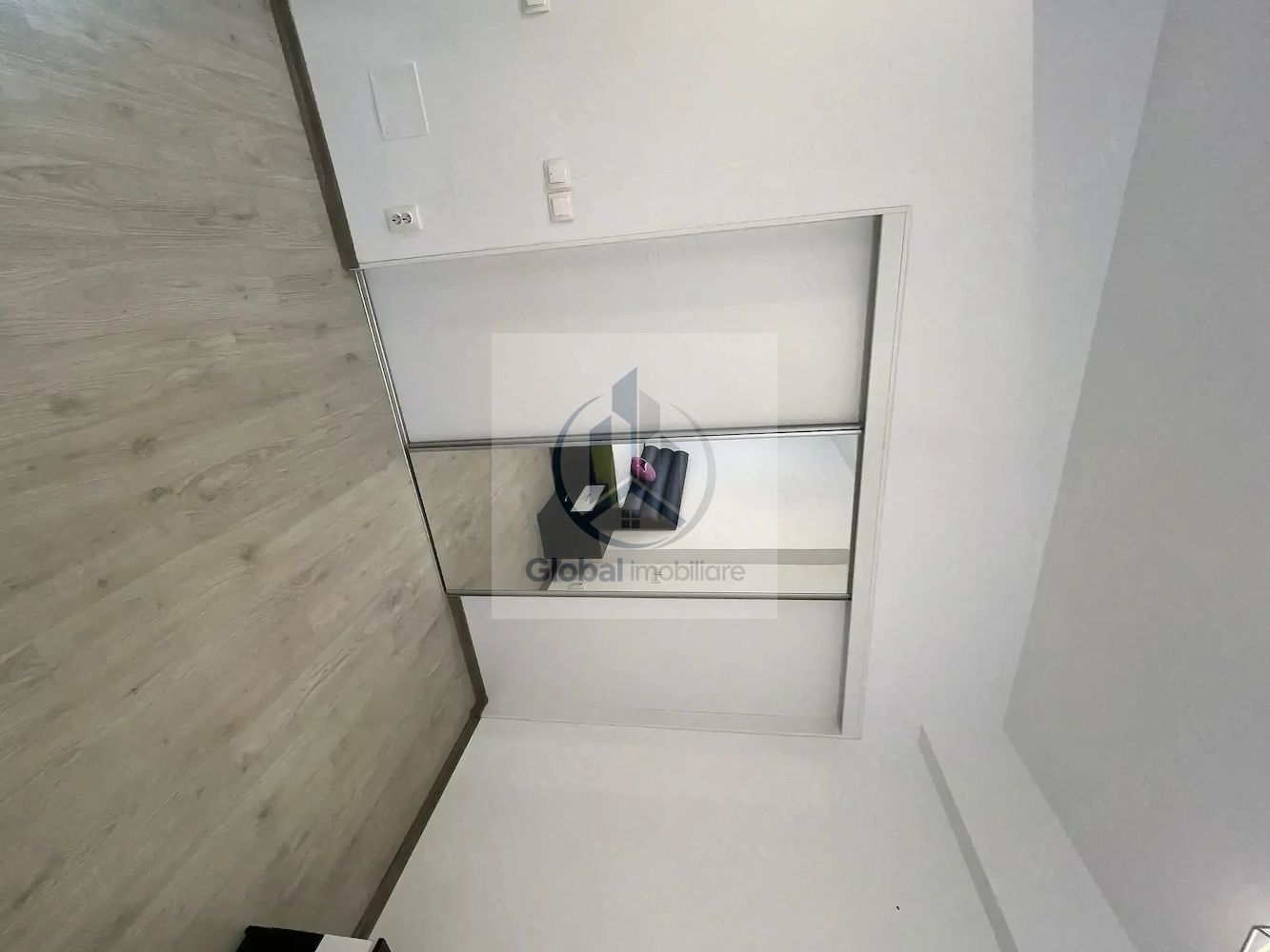 Proprietar inchiriez apartament cu 3 camere centrala loc parcare balcon Bloc NOU mobilat si utilat - Poză 3