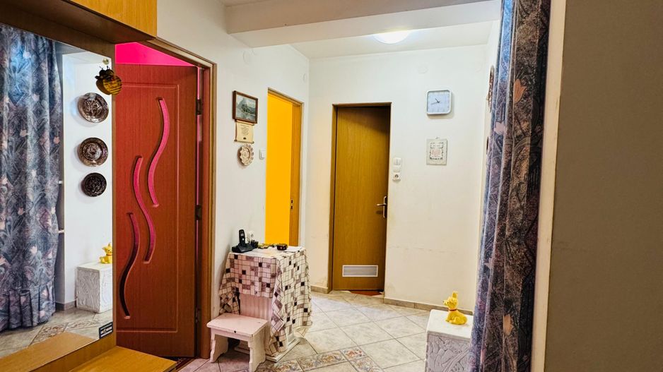 Apartament cu 3 camere pe str. Aluminei langa Liceul Ortodox - Poză 1