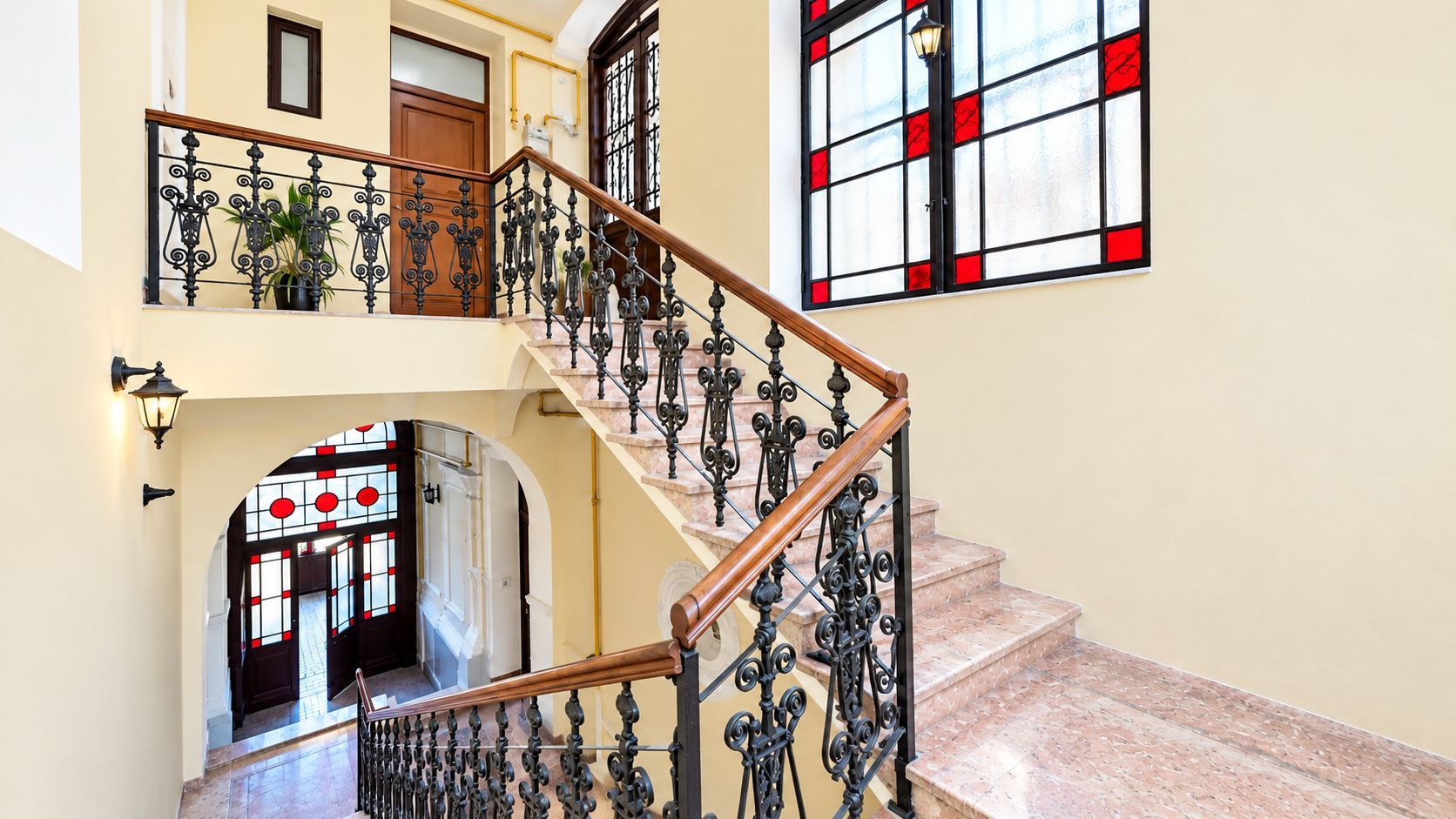 De vanzare/ Închiriat apartament istoric confort lux ultracentral Arad - Poză 1