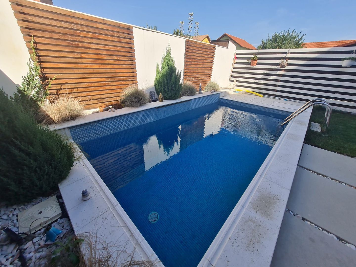Duplex minimalist cu piscina - Poză 1