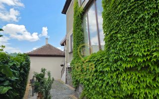 Casă cu garaj și panouri fotovoltaice în centrul orașului Salonta - Poză 3