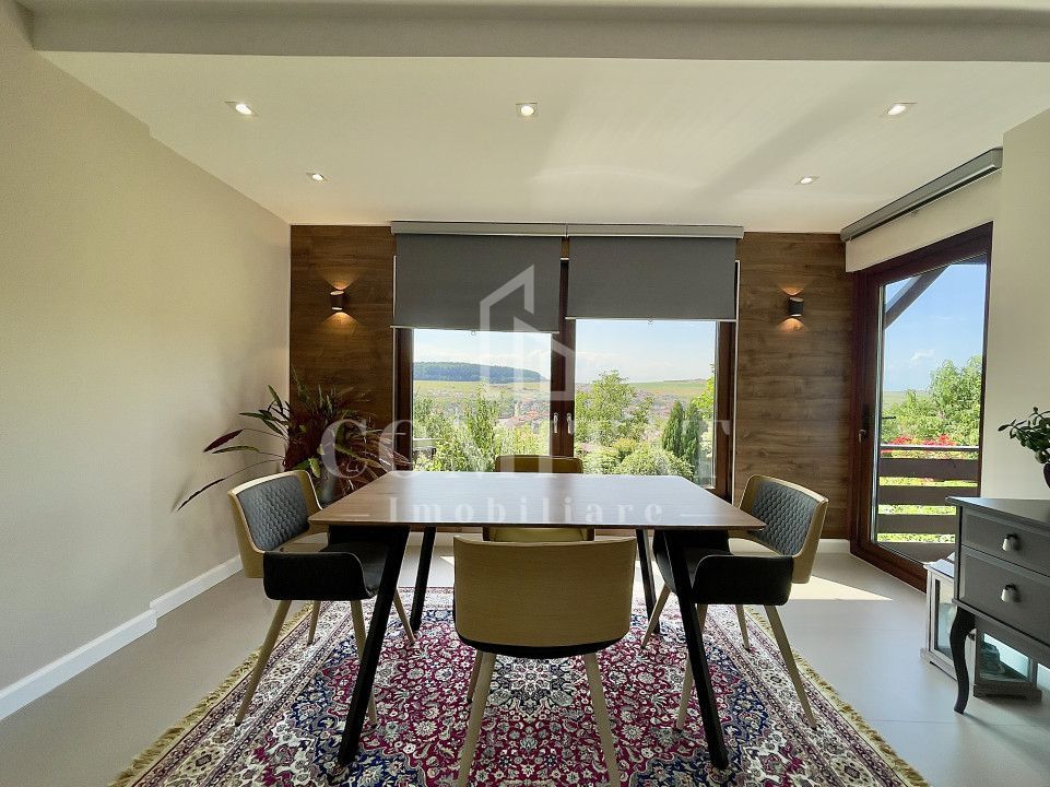 Casă cochetă cu teren generos și panoramă Chinteni - Poză 2