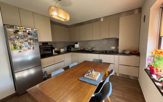 Casa generoasa LA CHEIE, curte 200 mp in Selimbar - Poză 6