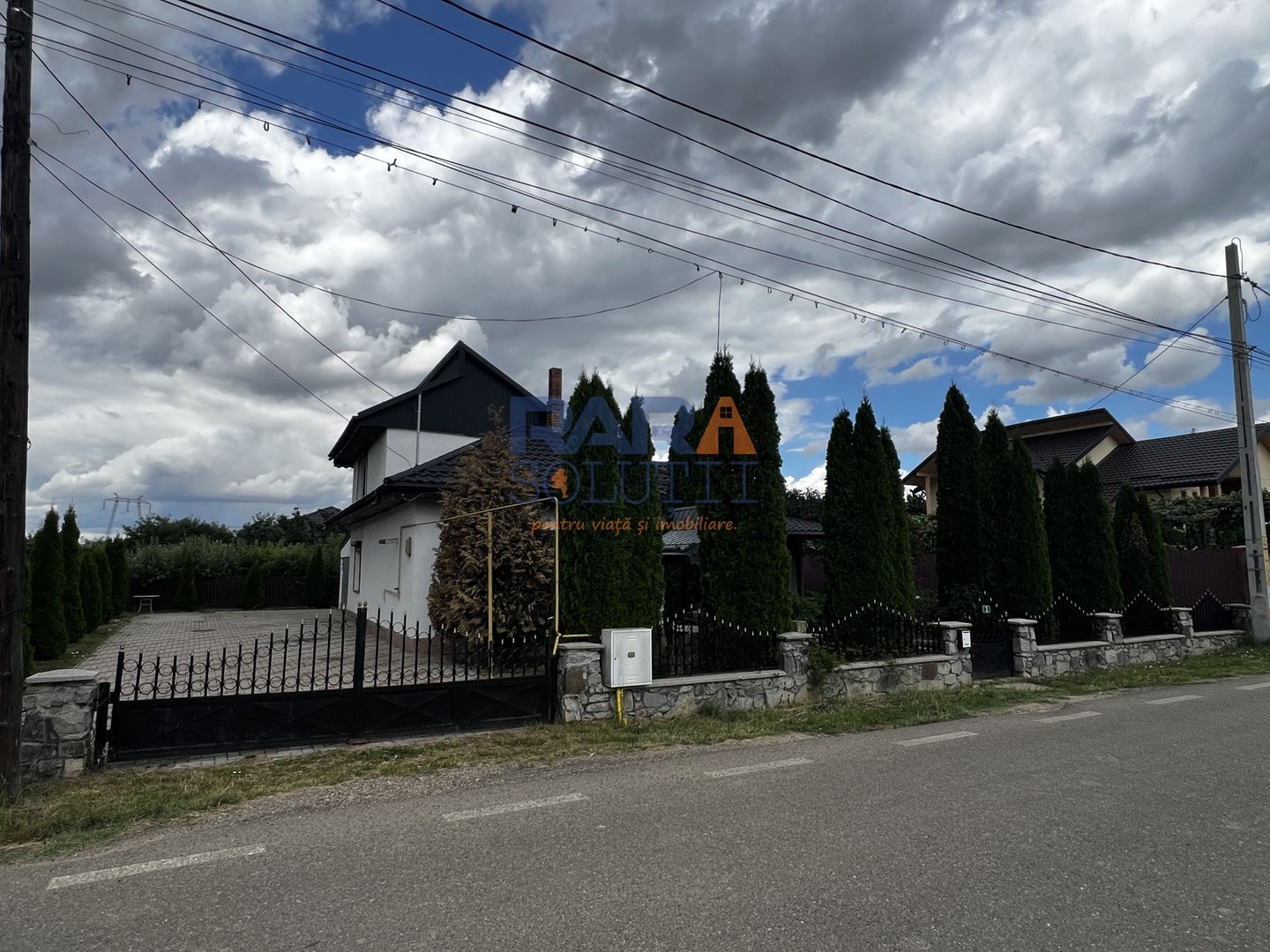 Casă Cordun, 2 dormitoare + living, 1000 mp teren - Poză 2