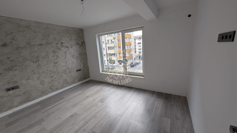 Spatiu comercial 2 camere 50 mp-balcon-parcare- Zona Han - Poză 2