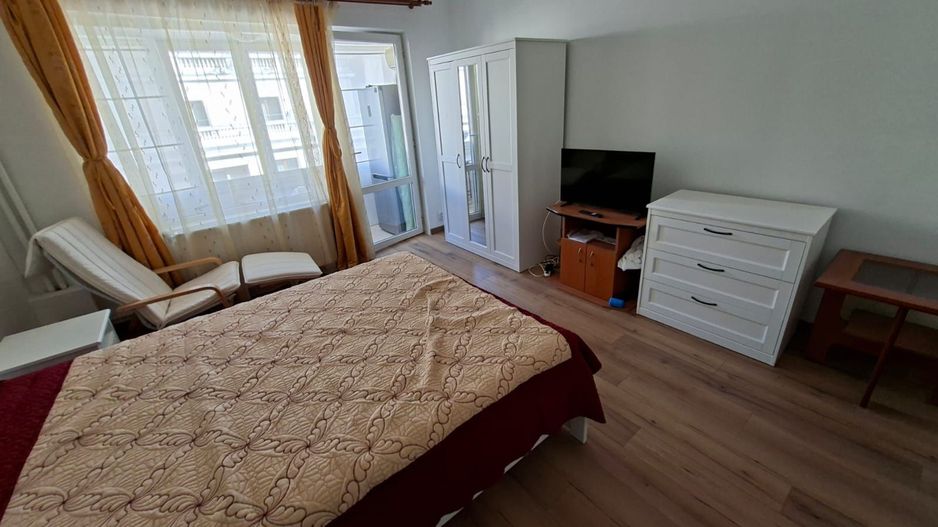Garsoniera vis a vis de Athenee Palace nou renovata si mobilata - Poză 3