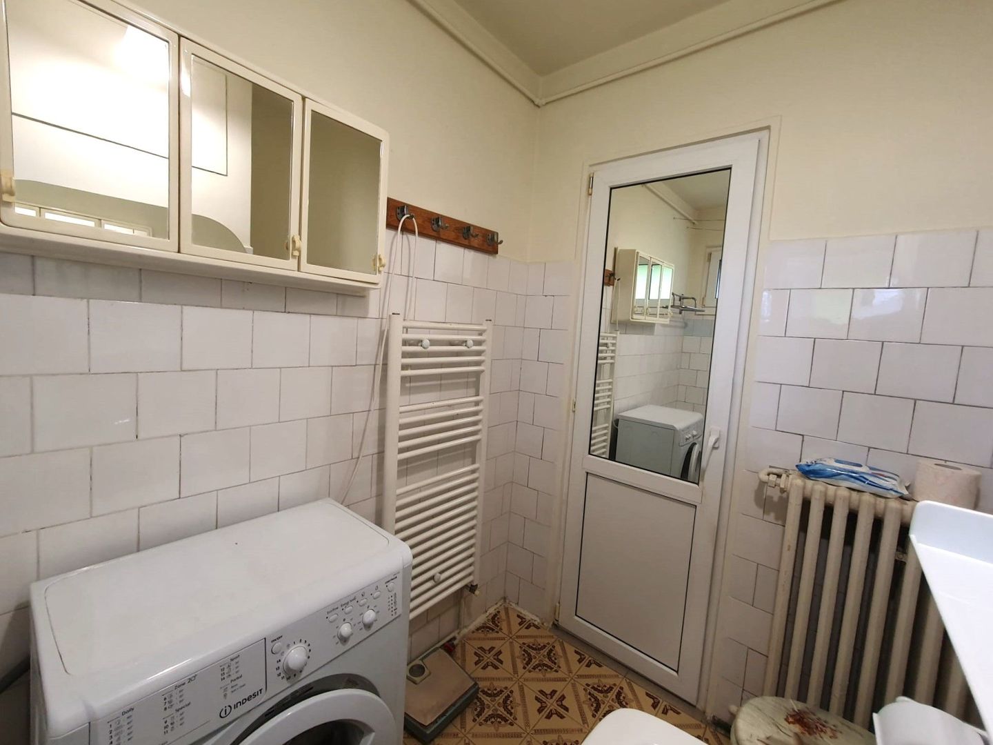 Apartament luminos cu vedere spre biserică, într-un cartier verde și liniștit. - Poză 18