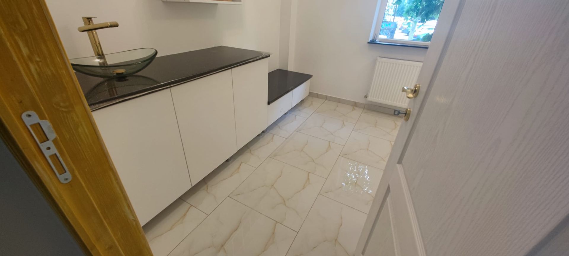 Frizerie-Coafor-Mani-Pedi, 7 posturi complet echipat - Poză 4