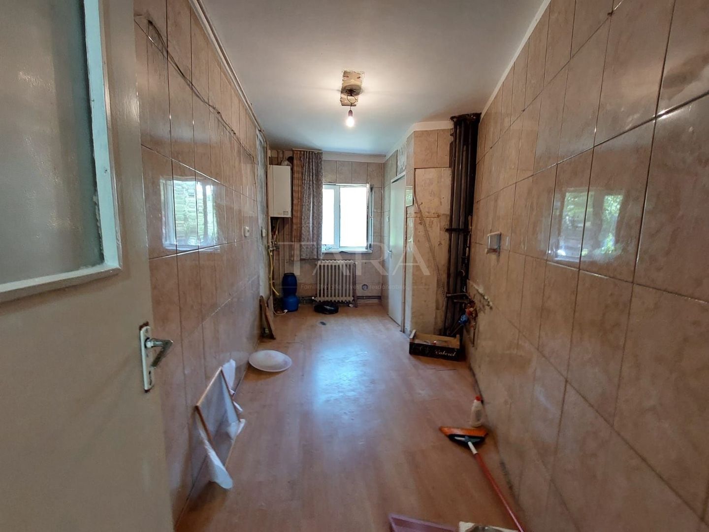 Apartament cu 3 camere - Necesită renovare completă, oportunitate pentru investitori! - Poză 3