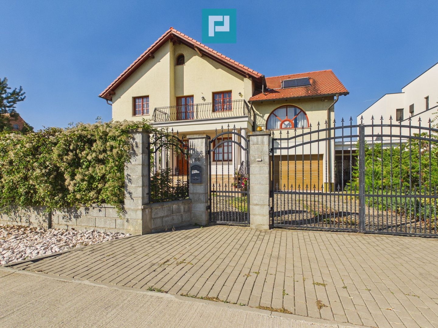 Vilă cu arhitectură deosebită în Aradul Nou - Poză 2