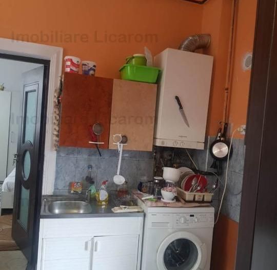 Corp de casa Blumana, zona str Lunga,curte,pod,beci. - Poză 4