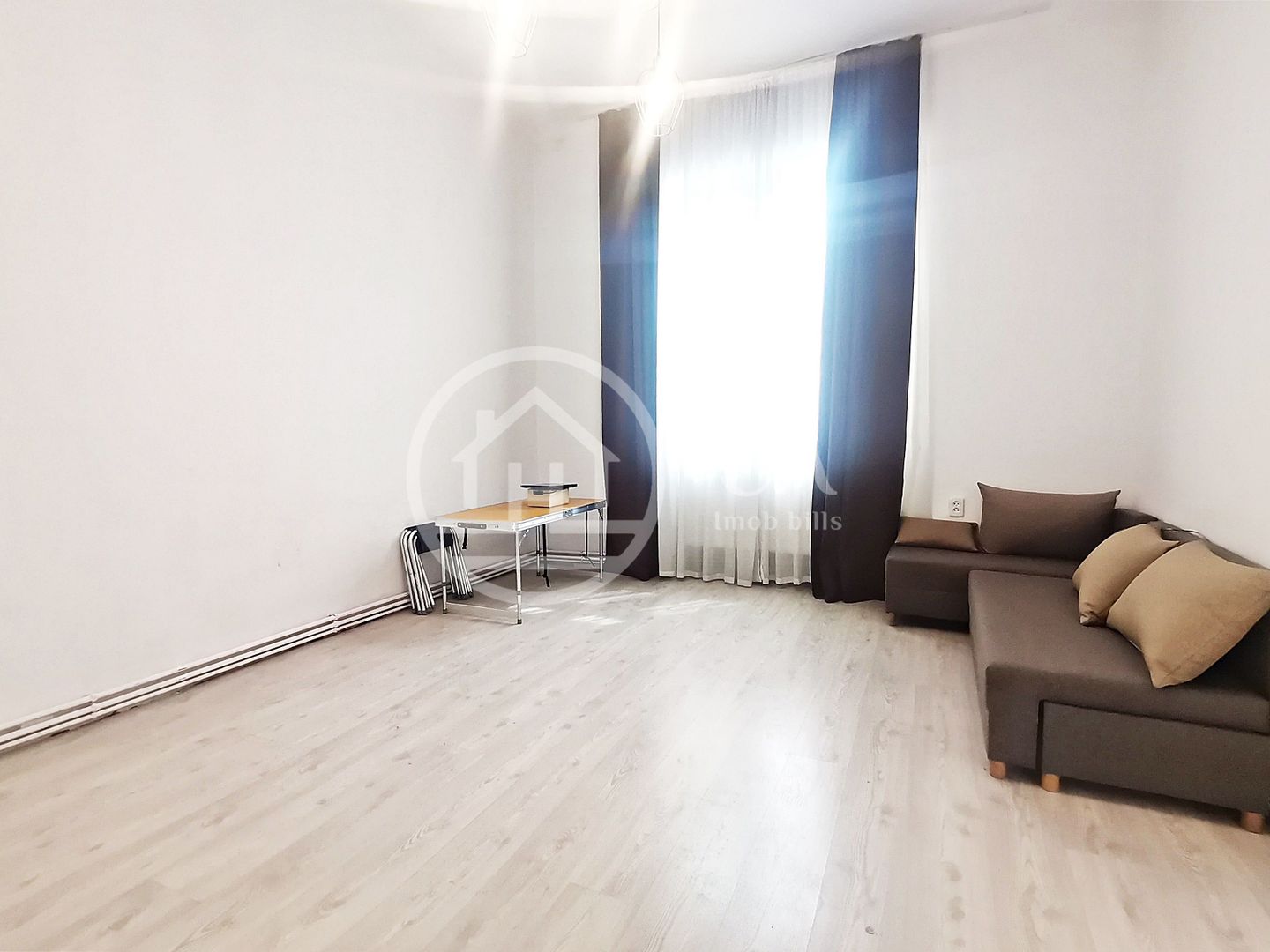 Apartament cu 1 camera la curte comuna de vanzare Central, Oradea - Poză 1