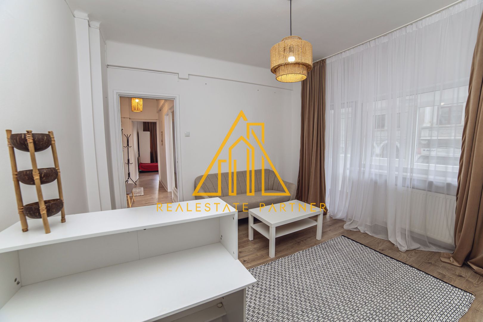 Apartament 4 camere renovat, central, ideal rezidențial sau activitate business - Poză 2