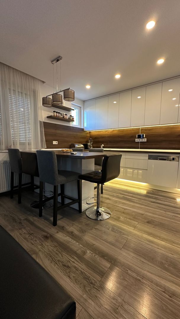 Apartament de vânzare, modern, cu 4 camere, garaj și curte - Poză 1