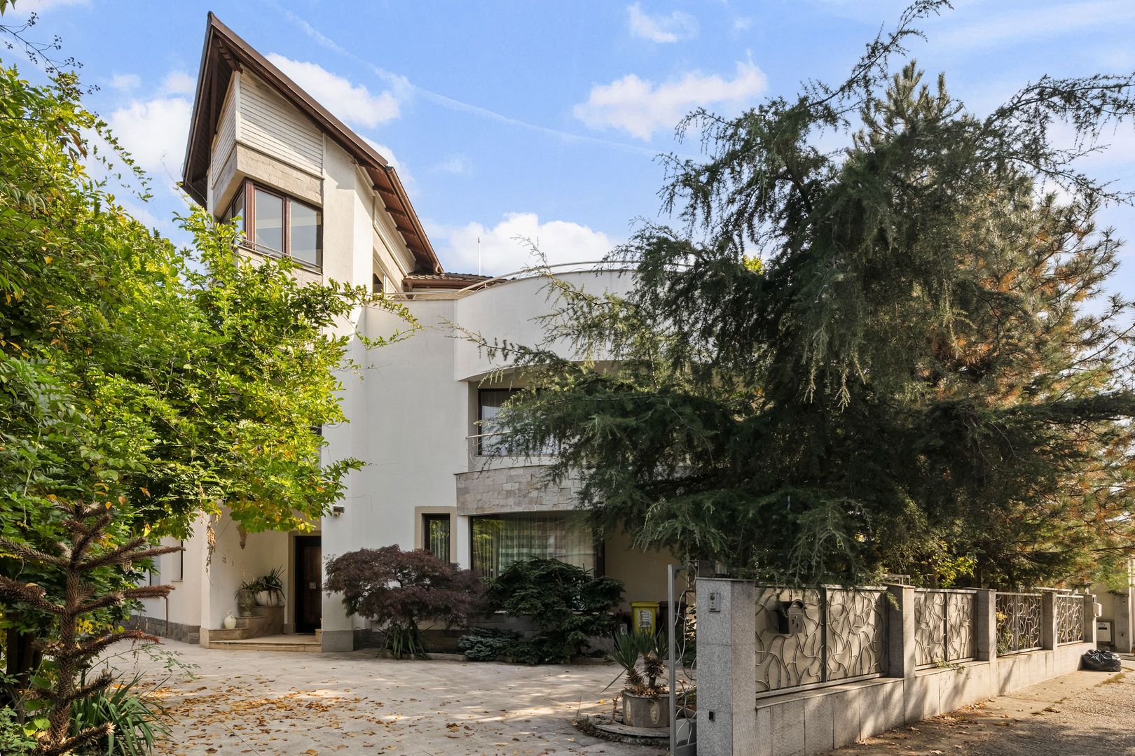 VILA ELEGANTA 5 CAMERE CU CURTE SI TERASA || EROU IANCU NICOLAE- PIPERA - Poză 1