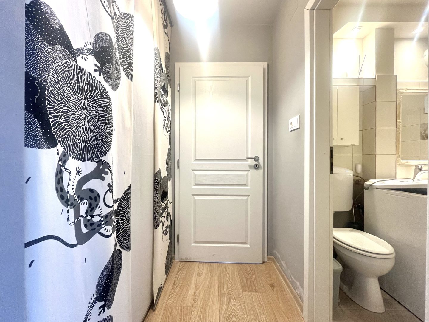 Tur virtual- 2 camere, primitor si luminos, cu garaj, in zona Centrala - Poză 34