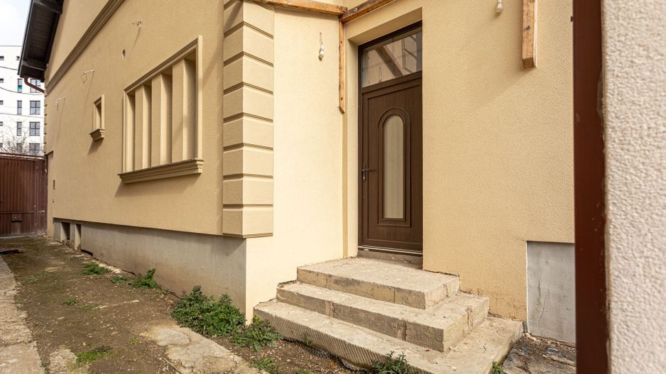 Casă / Vilă semifinisată cu destinații multiple zona centrală - Poză 2