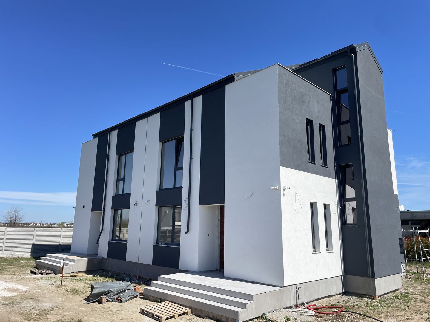 Vila Tunari 6 camere, 350m teren, MANSARDA, zona f buna - Poză 1