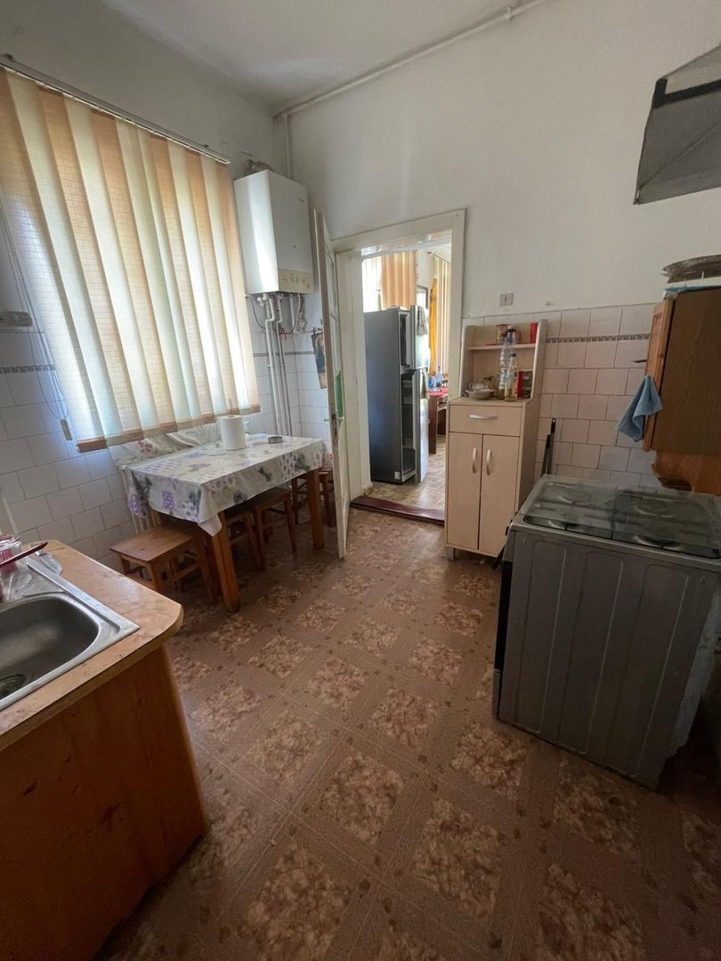 Casa ,curte și gradina.Teren cu 2700 mp. - Poză 3