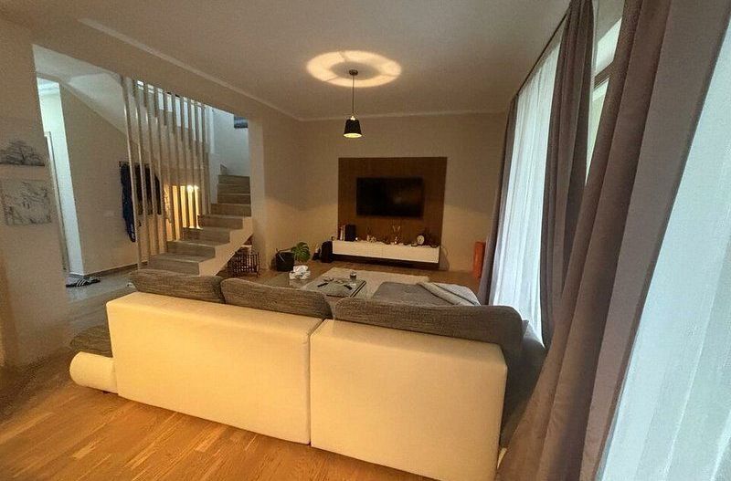 Vilă cu 4 camere de vânzare Dumbravita 144 mp - Poză 3