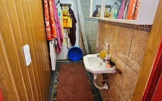 🏡 Casă spațioasă cu 9 camere în Strejnicu – pentru locuință, birouri - Poză 14